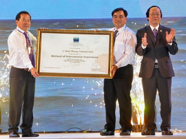 Thứ trưởng Bộ Tài nguyên và Môi trường Võ Tuấn Nhân trao bằng công nhận khu Ramsar cho Vườn quốc gia U Minh Thượng
